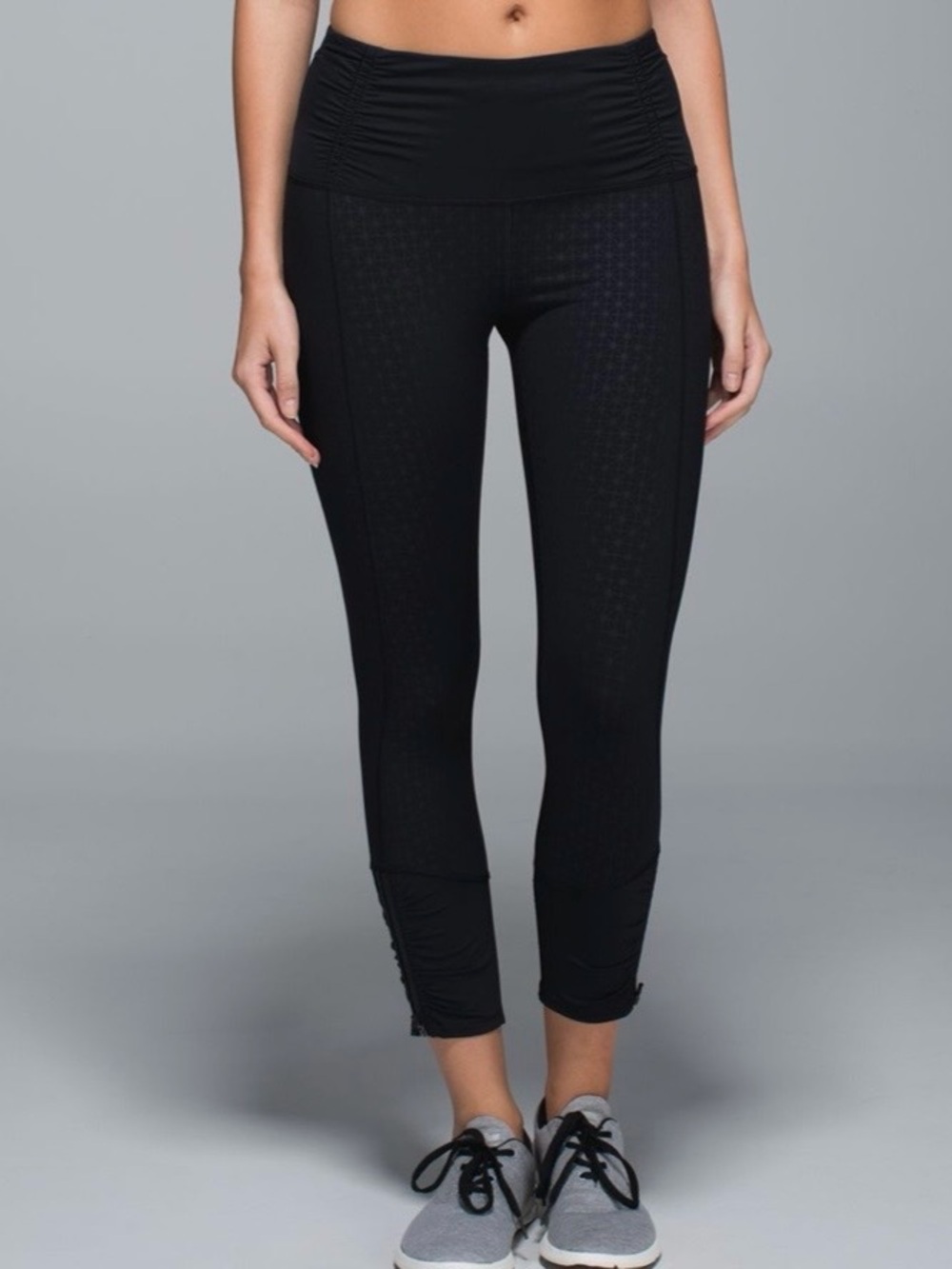 Lululemon Tri Geo Embossed Black RUNDAY CROP leggings 10